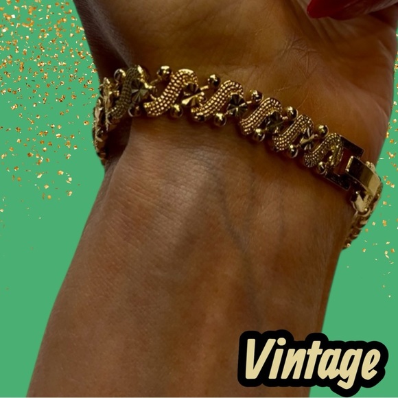 Elegant Gold Plated Vintage Bracelet - Picture 8 of 8